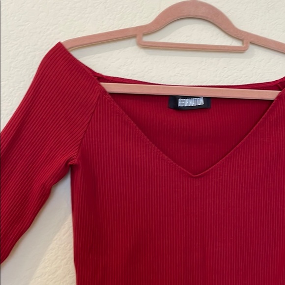 Reformation red classic style long sleeve, exposed shoulders - Picture 2 of 5